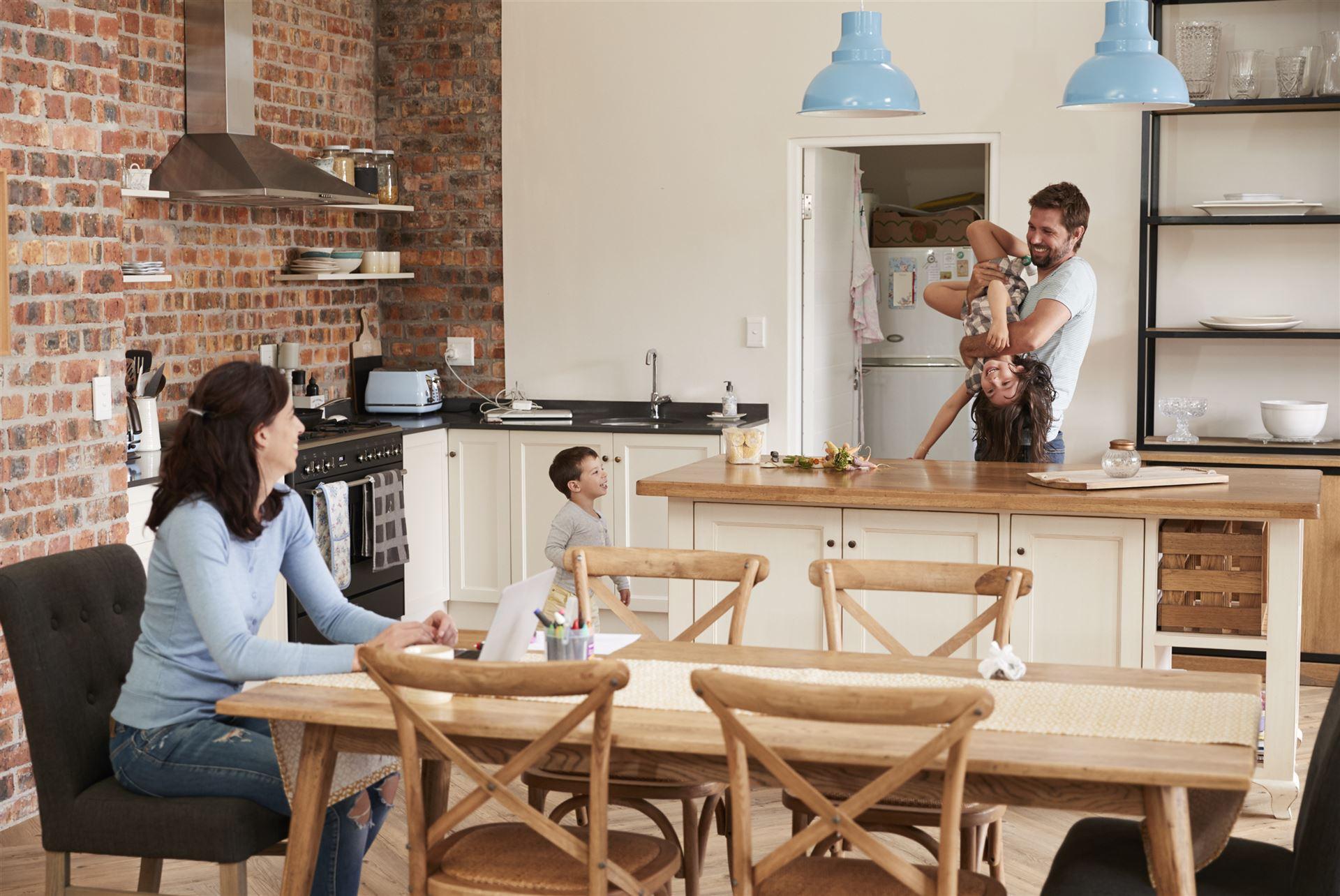 Familie in der Küche